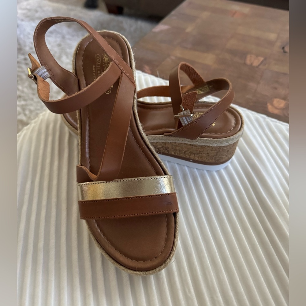 Coach and Four Tan and Gold Wedges